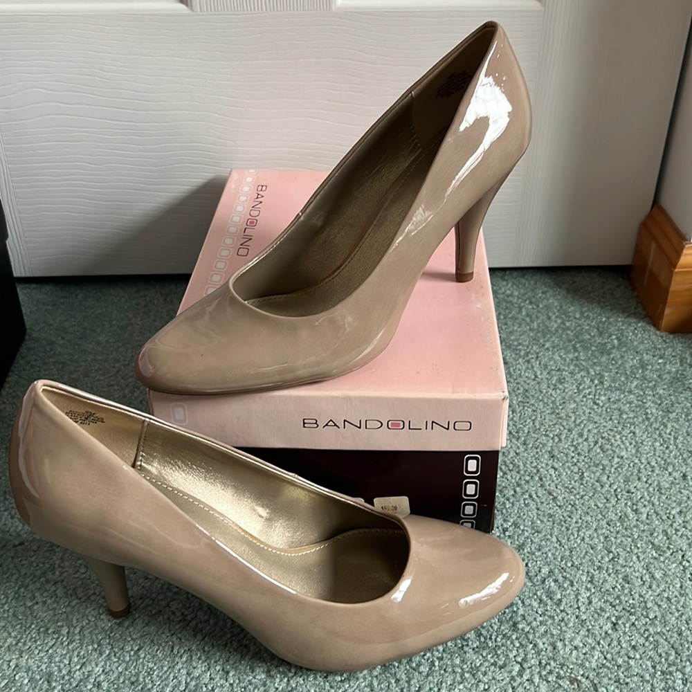 NWT!! Nude kitten heels